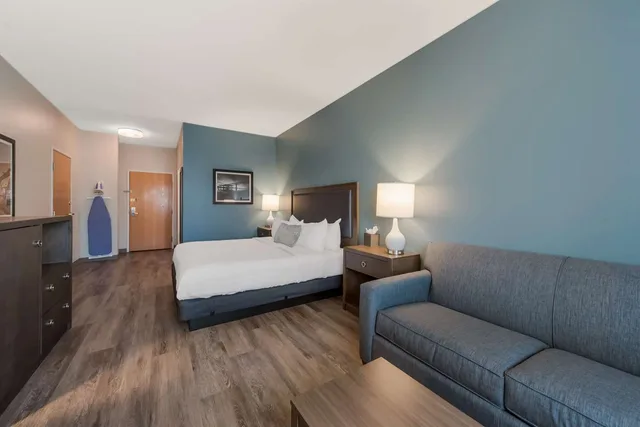 غرفة بسرير كينج مع أريكة، SureStay Plus Hotel by Best Western Highland Poughkeepsie 3/6