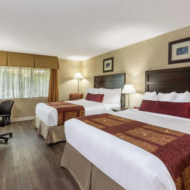 غرفة بسرير فردي وسريرين مزدوجين، Ramada By Wyndham Coquitlam 2/6