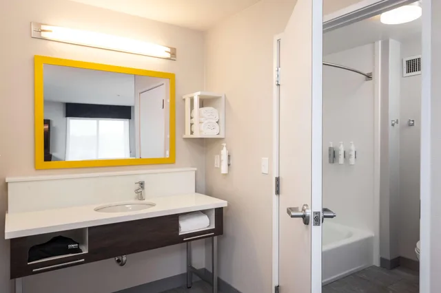 جناح بسريرين كوين، Hampton Inn Suites Manteca 8/9