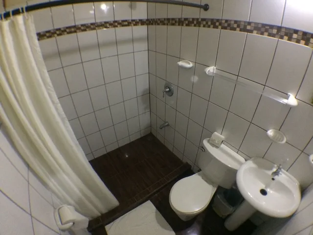 غرفة كلاسيكية بسرير مزدوج وسريرين منفصلين بإطلالة على الحديقة بشرفة، Hotel Rana Roja Lodge 2/2