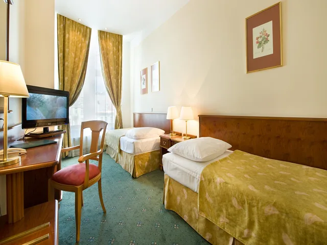 غرفة بسريرين منفصلين بإطلالة، Ea Hotel Rokoko 1/5