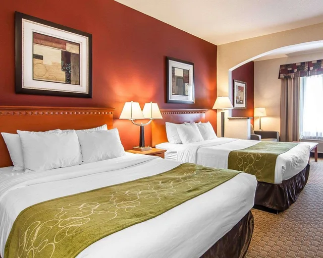 جناح بسريرين كوين مع أريكة، City Express by Marriott Redmond Airport 1/3