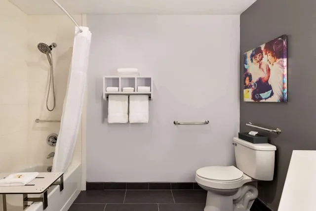 غرفة بسرير كينج، La Quinta Inn & Suites by Wyndham Dothan 4/5