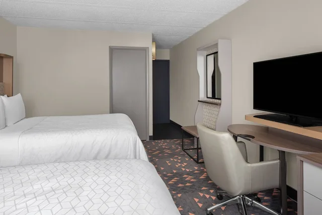 غرفة قياسية بسريرين كوين، Holiday Inn Hasbrouck Heights Hotel 1/4
