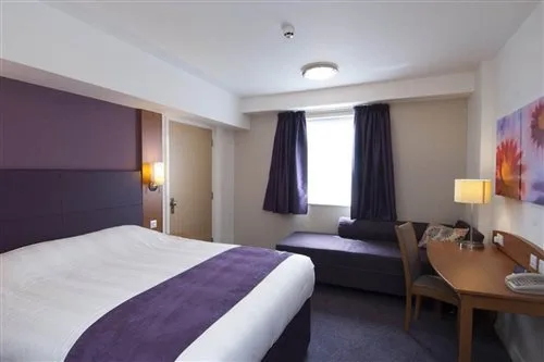 غرفة بسرير مزدوج لذوي الإعاقة، Premier Inn Braintree A120 1/3
