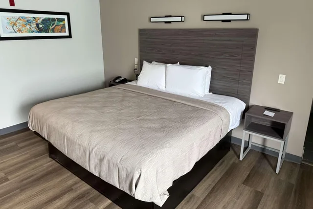 Room, King Bed, Quality Inn & Suites Biloxi - Ocean Springs 1/7