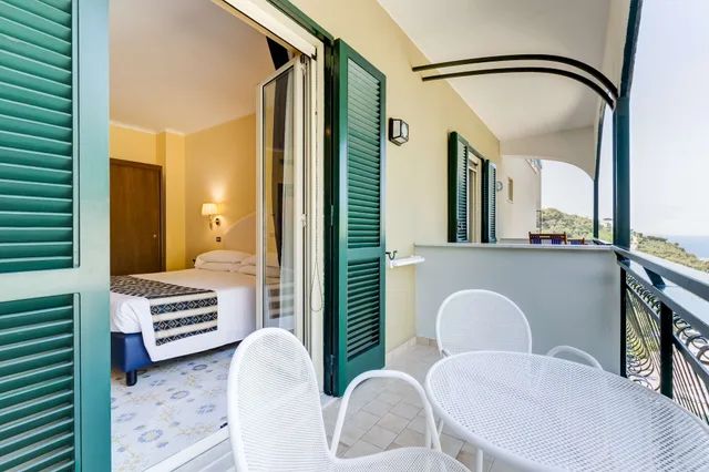 غرفة كلاسيكية بسرير كوين وسرير فردي بإطلالة على البحر بشرفة، Best Western Hotel La Solara 9/9