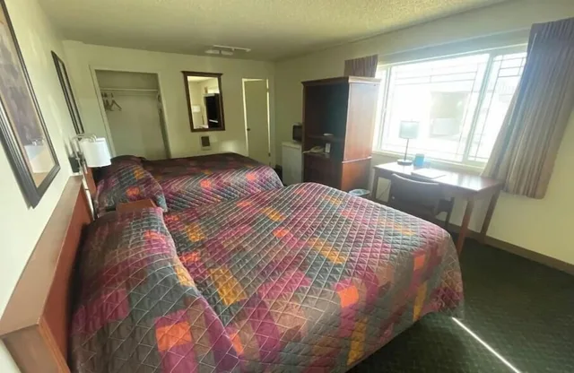 غرفة بسريرين كوين، Gateway Inn 1/10
