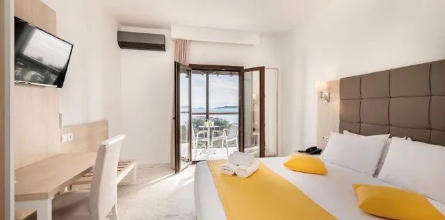 غرفة بسرير مزدوج بإطلالة على الحديقة، Aristoteles Holiday Resort & Spa 1/1