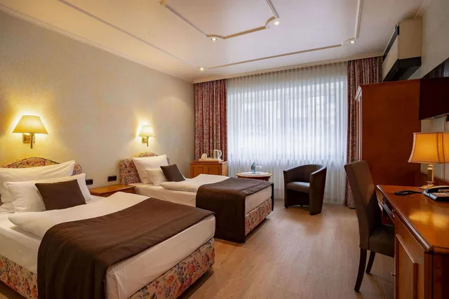 غرفة عائلية بسريرين كوين، Villa Westend Hotel An Der Messe GMBH 2/3