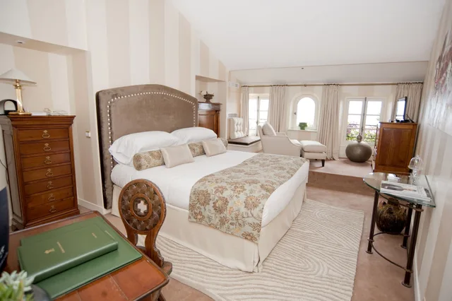 غرفة سوبيريور بسرير كوين بإطلالة جزئية على البحر، Chateau De La Chevre D Or 3/4