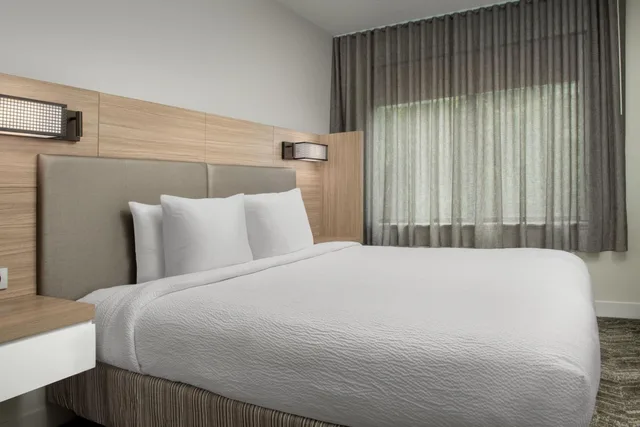 Pure, Wellness, Guest Room, King Bed, Sofa، Springhill Suites Atlanta Buford Mall of Georgia 1/10