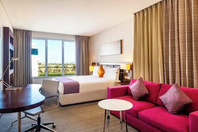 غرفة قياسية بسريرين منفصلين بإطلالة على المسبح، Holiday Inn Muscat al Seeb by IHG 5/8