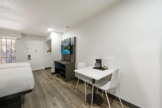 غرفة بسريرين كوين للمدخنين، Studio 6 Extended Stay - Tucker, GA - Atlanta Northlake 9/10