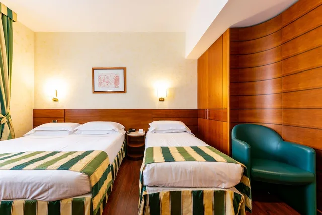 غرفة قياسية بسرير كينج مع سرير إضافي، Hotel Mirage Sure Hotel Collection By Best Western 2/8