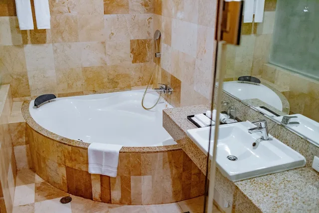 غرفة سوبيريور بسرير كوين وسرير فردي، Crown Regency Courtyard Resort 3/6