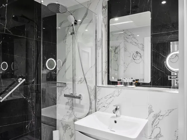 Regency, Queen Bed, Sea View, Balcony، Dover Marina Hotel & Spa, Tapestry Collection by Hilton 4/5