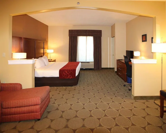 جناح بسرير كينج بحوض جاكوزي، Comfort Suites Near University 5/7