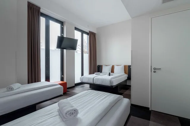 غرفة عائلية رباعية بسرير كوين وسريرين منفصلين لذوي الإعاقة، easyHotel Maastricht City Center 1/10
