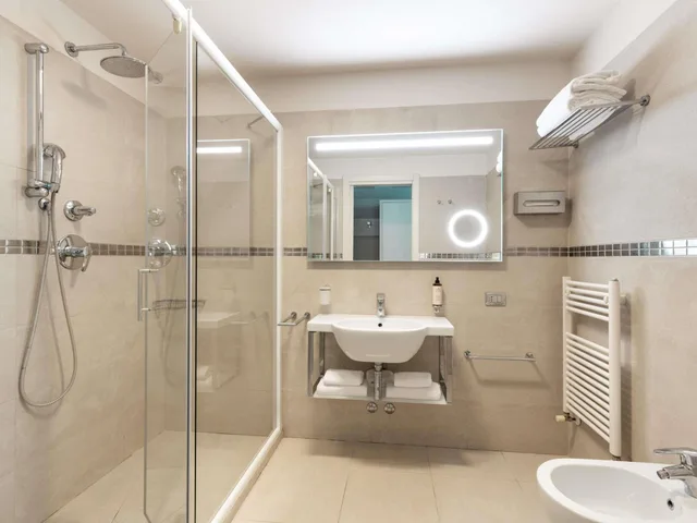 Superior, Queen Bed, Lateral Side Sea View, Sofa, Balcony، MERCURE RIMINI ARTIS 7/7