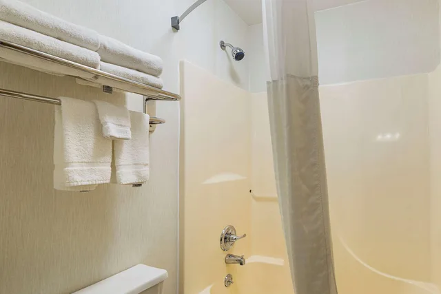 Room, Double Bed, Quality Inn Waverly IA 9/9