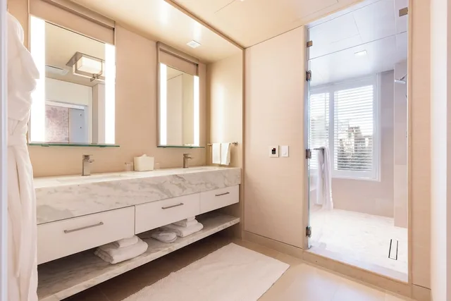 غرفة بسرير كينج وسريرين كوين، Goldener Hirsch, Auberge Resorts Collection 9/10