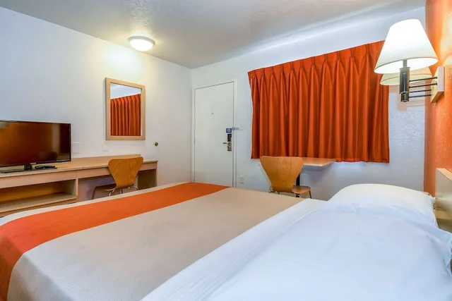 غرفة ديلوكس بسرير مزدوج لذوي الإعاقة، Motel6 Corona, CA - Norco 3/8