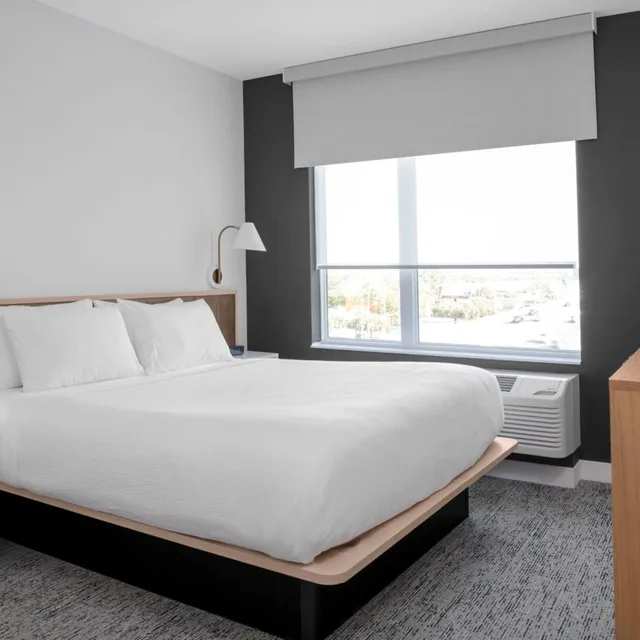 جناح بسرير كينج بإطلالة على المدينة بغرفة نوم واحدة مع أريكة، TownePlace Suites Tampa Clearwater 1/6