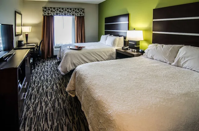 غرفة بسريرين كوين بمطبخ صغير، Hampton Inn Foley 8/10