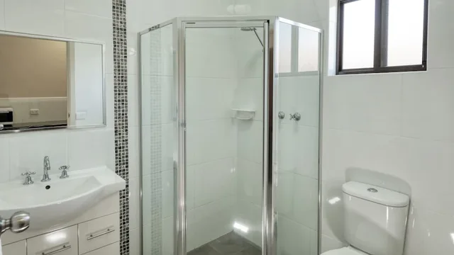 غرفة تنفيذية بسرير كوين بمطبخ صغير، Top of the Town Motel Benalla 4/4