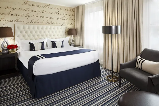 غرفة بسرير كينج، The Hotel George A Kimpton Hotel 1/3