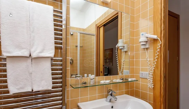 غرفة عائلية بسرير مزدوج وسريرين منفصلين، HOTEL KYRIE ISOLE TREMITI 1/2