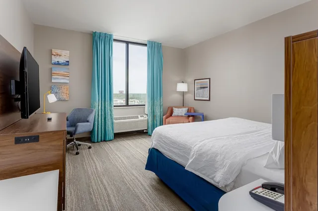 Room, King Bed, Street View، Hampton Inn Suites Orange Beach Gulf Front 2/7