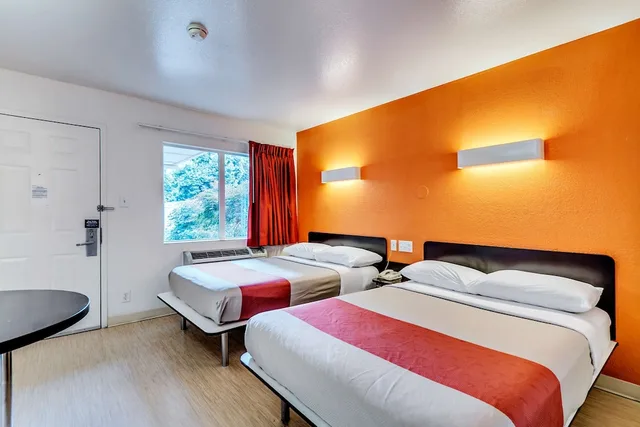 غرفة قياسية بسريرين مزدوجين، Motel6 Linthicum Heights, MD - BWI Airport 2/5