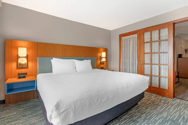 جناح بسرير كينج بغرفة نوم واحدة مع أريكة، Country Inn Suites By Radisson West Bend Wi 3/4