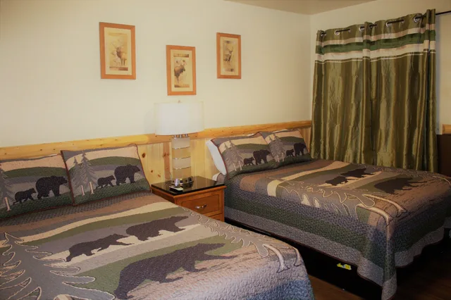 غرفة قياسية بسريرين مزدوجين، Fireside Lodge 1/3
