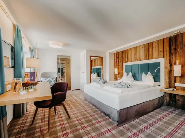 غرفة بريميوم بسرير مزدوج بإطلالة على الجبل بشرفة، Thermenhotel Sendlhof 1/8