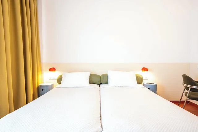 غرفة بسريرين منفصلين وسرير كينج بإطلالة على المسبح، Orion Hotel 2/10