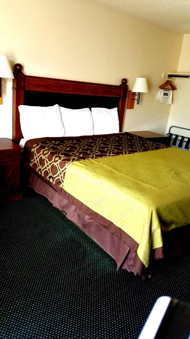 Room, 2 King Beds, Travelodge by Wyndham Indio 3/3