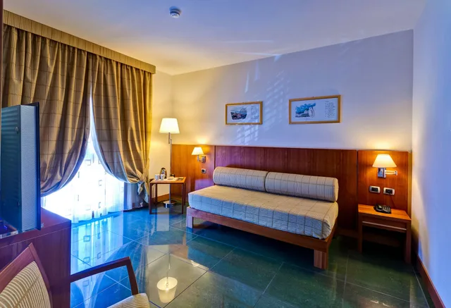 غرفة عائلية بسرير مزدوج وسريرين منفصلين، Hotel Dei Principati 7/10