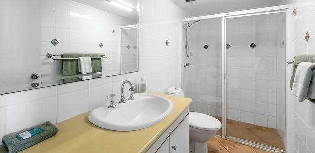 غرفة بسرير كوين وسريرين منفصلين بإطلالة على البحر بغرفتي نوم في الطابق الأرضي، Capeview Apartments 6/8