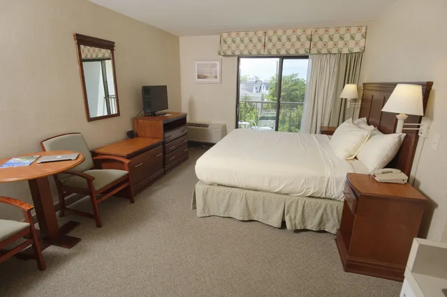 Efficiency, King Bed, Bay Side، The Bay Resort 4/6