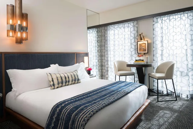 غرفة بسرير كينج، The Troubadour Hotel New Orleans 1/1