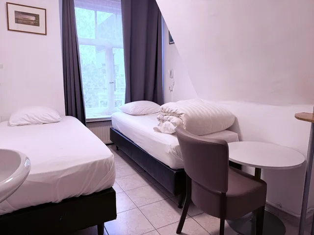 غرفة بسريرين منفصلين بحمام مشترك، Hotel Schroder 2/6