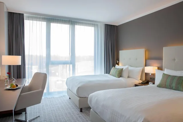 غرفة قياسية بسريرين منفصلين بإطلالة على البحيرة، Courtyard Wolfsburg 6/10