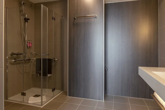 غرفة بسرير كوين مع أريكة، Moxy Edinburgh Airport 3/3
