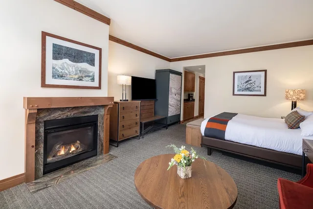 Ridgeline, Studio, King Bed, Sofa، The Lodge At Spruce Peak 4/7