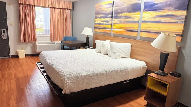 جناح بسرير كينج بحوض جاكوزي، Days Inn & Suites by Wyndham Winnie 1/5