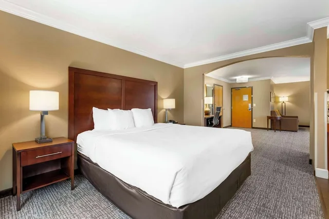 جناح بسرير كينج مع أريكة، Comfort Inn & Suites Redwood Country 3/4