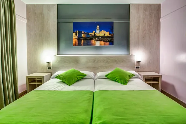 غرفة قياسية بسريرين منفصلين، Hotel Spa Rio Ucero 1/2